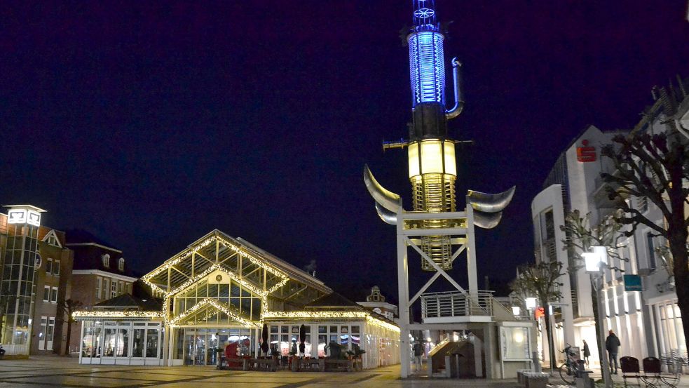 Der Sousturm auf dem Auricher Marktplatz leuchtet im Dunkeln in blau und gelb. Foto: Franziska Otto