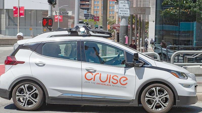 Ein selbstfahrendes Auto der General-Motors-Tochterfirma Cruise im Straßenverkehr in San Francisco. Foto: Andrej Sokolow/dpa