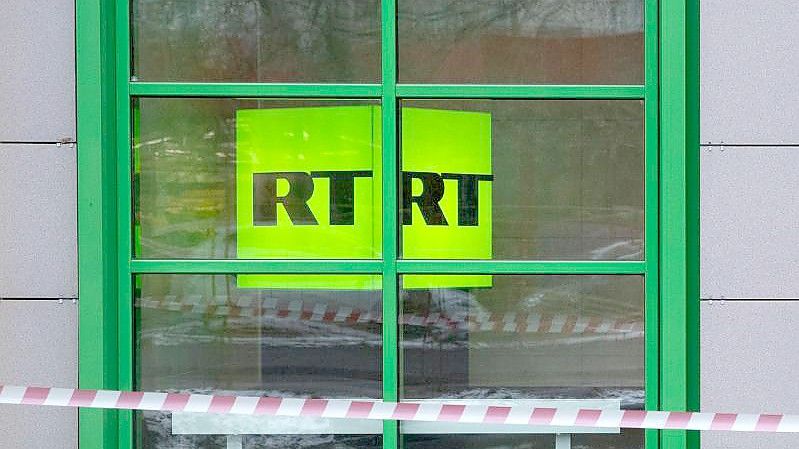 Das Logo des staatlichen russischen TV-Senders „Russia Today“ (RT) in Moskau. Foto: Pavel Golovkin/AP/dpa