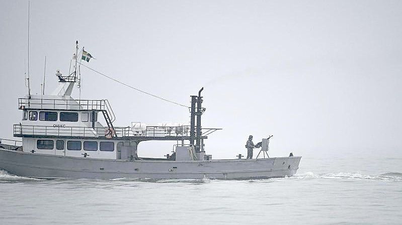 Ein ukrainischer Soldat steht während einer Patrouille auf dem Asowschen Meer auf einem Militärschiff an einem Maschinengewehr. Foto: Vadim Ghirda/AP/dpa