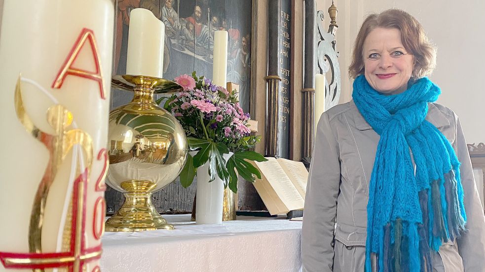 Katharina Herresthal vor dem Altar in der Kirche in Wiegboldsbur. Foto: Holger Janssen