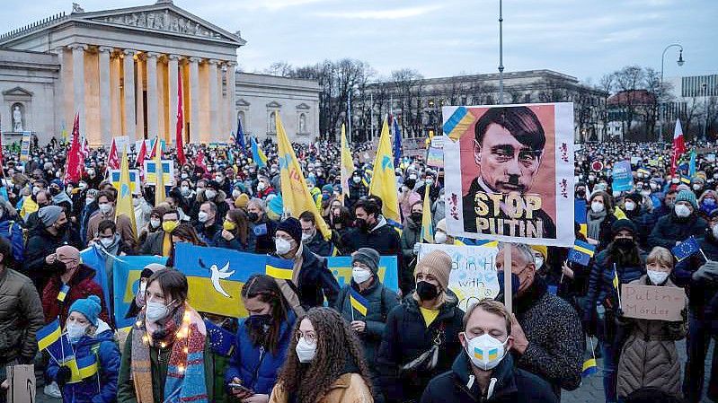 Demonstranten protestieren auf dem Königsplatz in München unter dem Motto „Frieden in Europa, Solidarität mit der Ukraine“ gegen den Krieg in der Ukraine. Foto: Sven Hoppe/dpa