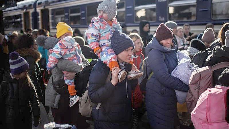 Eine Gruppe von Geflüchteten aus der Ukraine kommt am Bahnhof von Przemysl an. Foto: Alejandro Martínez Vélez/EUROPA PRESS/dpa