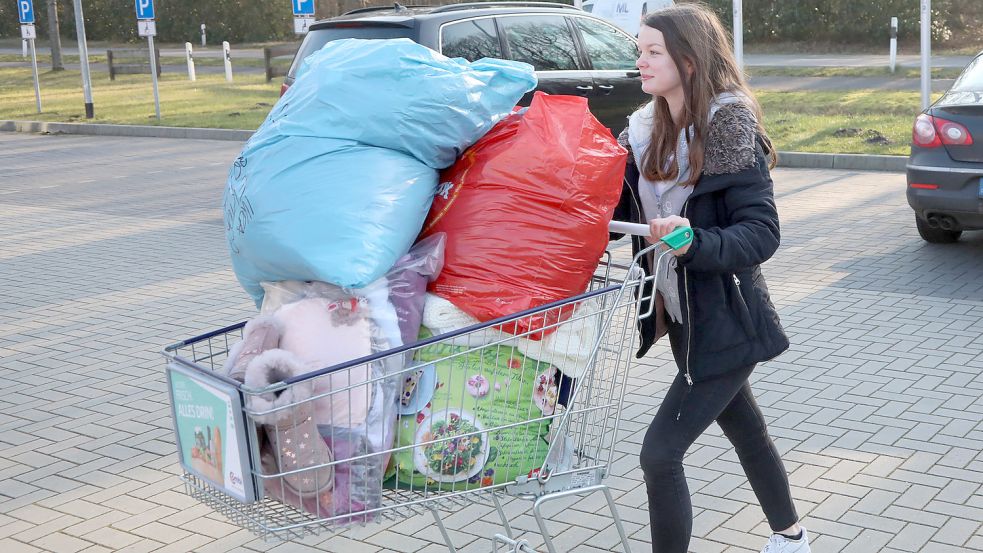 Hanna-Marie de Vries brachte mit einem Einkaufswagen Spenden in das Rathaus. Ihr Bruder hatte die Aktion organisiert. Foto: Romuald Banik