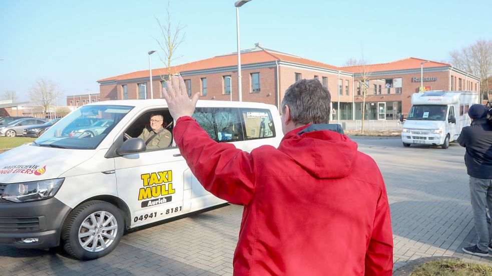 Ihlower Bürgermeister Arno Ulrichs verabschiedete den Hilfskonvoi. Foto: Romuald Banik