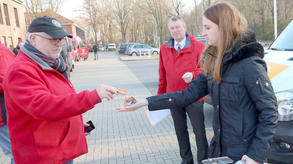 Walter Ruck spendete noch vor Ort Geld für die Bedürftigen. Foto: Romuald Banik