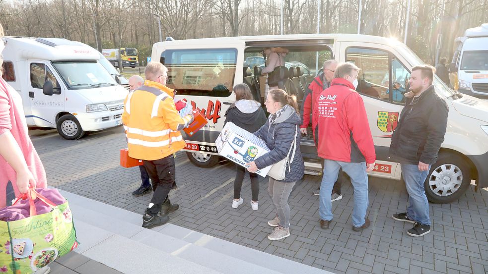 Mit vereinten Kräften wurden die Fahrzeuge beladen. Foto: Romuald Banik