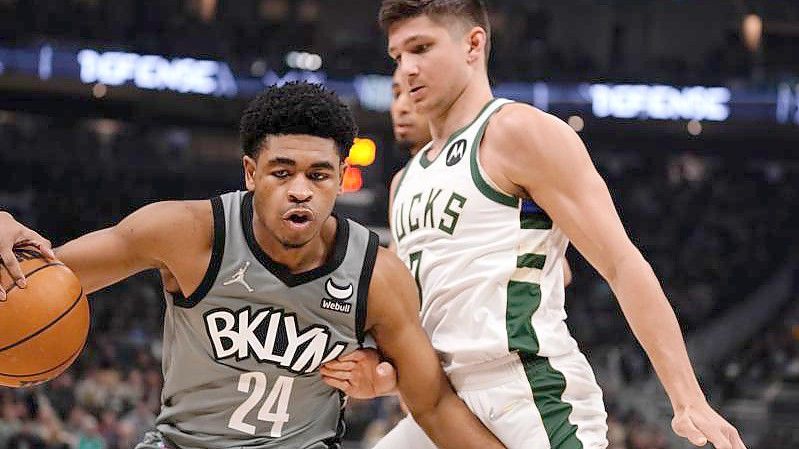 Der Basketballprofi Cam Thomas von den Brooklyn Nets in Aktion mit Grayson Allen von den Milwaukee Bucks. Foto: Morry Gash/AP/dpa