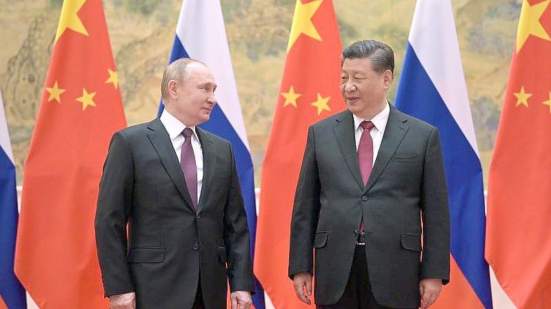 Politische Demonstration: Russlands Präsident Wladimir Putin (l) hat zur Eröffnung der Olympischen Spiele den chinesischen Präsidenten Xi Jinping in Peking besucht. Foto: Alexei Druzhinin/Pool Sputnik Government/AP/dpa