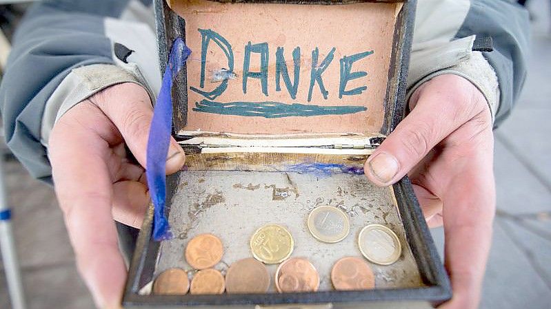 Viele Menschen in Deutschland unterstützen andere, die in Not geraten sind, mit einer Geldspende. Foto: Friso Gentsch/dpa