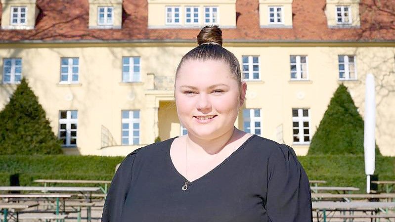 Salina Worm, Geschäftsführerin Schloss Diedersdorf, steht vor dem Schloss ihres Vaters. Dieser hat das Land Brandenburg wegen ungenügender Entschädigung während der Corona-Schließungen verklagt. Foto: Annette Riedl/dpa