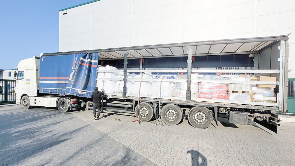 Ein Lkw voll mit Hilfsgüter für die Ukraine ist am Mittwoch in Riepe gestartet. Foto: Landguth