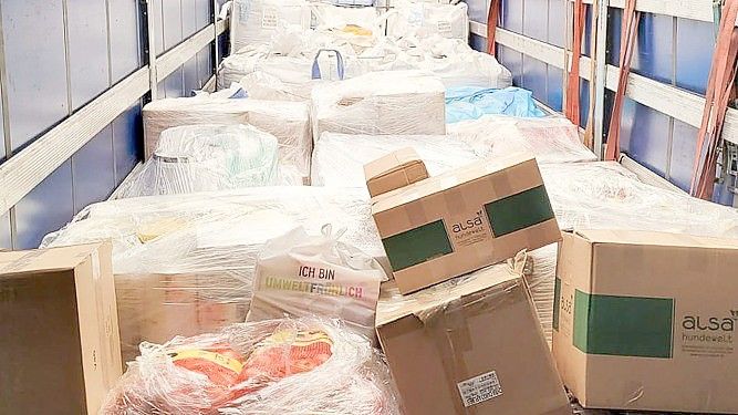 Die Spenden werden von den Landguth-Mitarbeitern verpackt. Foto: Landguth