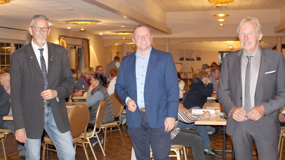 Seit September 2021 steht Helfried Goetz (Mitte) dem Friesischen Klootschießer-Verband (FKV) vor. Er trat die Nachfolge von Jan-Dirk Vogts (rechts) an. Vogts übernahm das Amt des 2. Vorsitzenden von Johannes Trännapp (links). Foto: Wolf-Rüdiger Saathoff