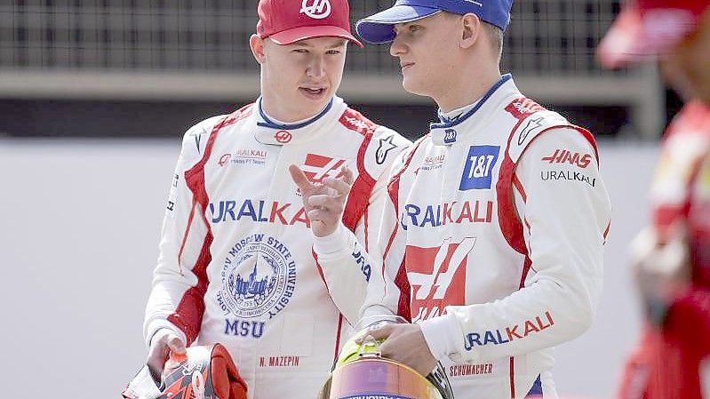 Mick Schumacher (r) im Gespräch mit seinem russischen Teamkollegen Nikita Masepin. Foto: James Gasperotti/ZUMA Wire/dpa