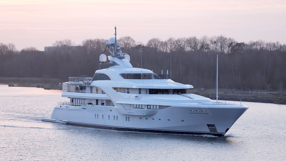 Die Yacht „Graceful“, die Putin gehören soll, bewegte sich Anfang Februar durch den Nord-Ostsee-Kanal. Wo ist sie jetzt? Foto: imago images/TheYachtPhoto.com