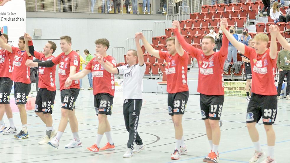 Die OHV-Spieler freuten sich nach dem Sieg gegen die TSG Bielefeld über den Verbleib in der 3. Liga. Insgesamt war es aber eine Woche der gemischten Gefühle. Foto: Bernd Wolfenberg