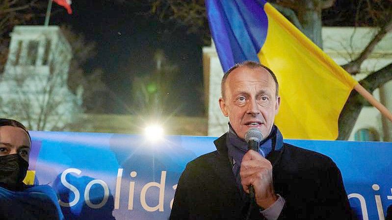 CDU-Chef Friedrich Merz bei einer Mahnwache vor der russischen Botschaft in Berlin. Foto: Annette Riedl/dpa