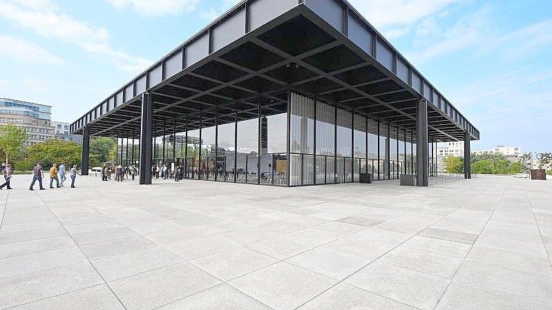 Die Neue Nationalgalerie in Berlin wird am Wochenende zur Mahnwache. Foto: Soeren Stache/dpa-Zentralbild/dpa