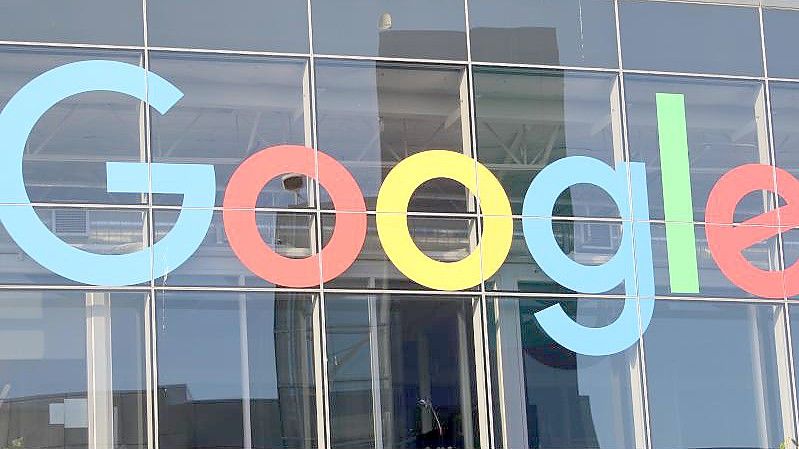 Google stoppt sein Anzeigengeschäft in Russland. Foto: Christoph Dernbach/dpa