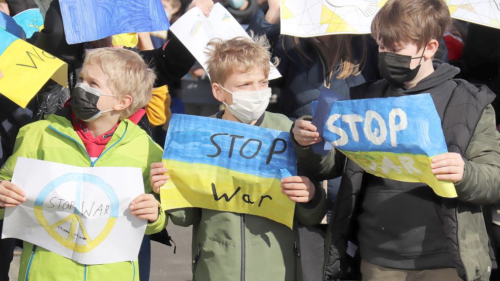 Selbst gestaltet hatten die Schüler unterschiedlichste Plakate in den ukrainischen Farben. Foto: Heino Hermanns
