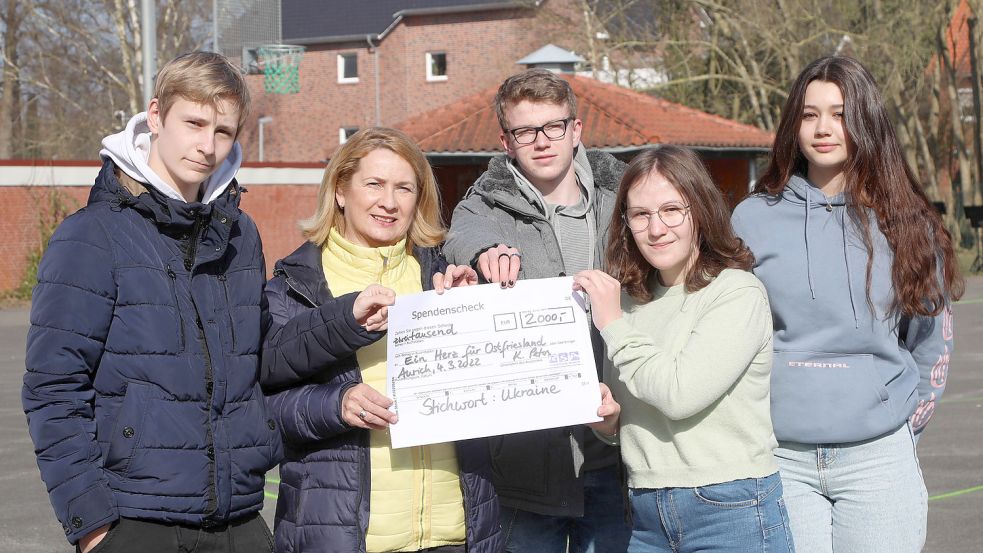 Thorge Rühling (von links), Kathrin Peters, Lasse Riemer, Eunike Brandt und Hannah Lindenbeck mit dem Spendenscheck. Foto: Romuald Banik
