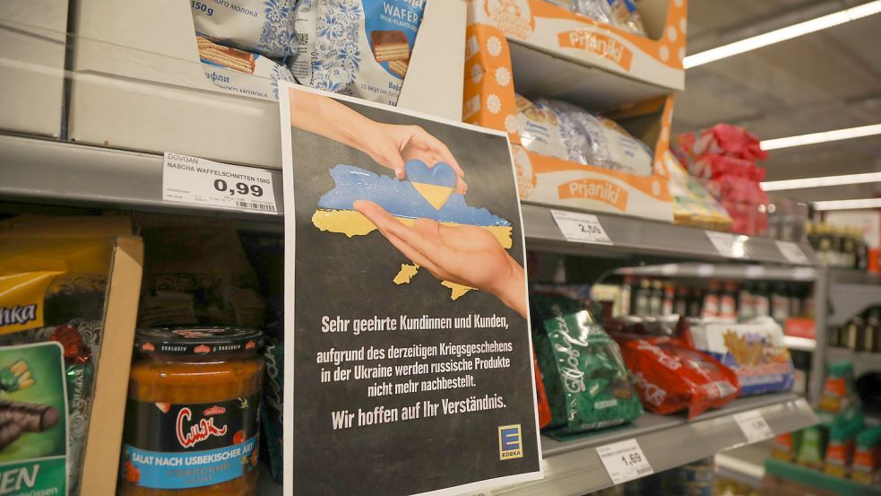 Ein Hinweisschild an der Spezialitätenecke des E-Center Coordes in Aurich weist darauf hin, dass russische Produkte nicht mehr nachgeliefert werden. Foto: Romuald Banik
