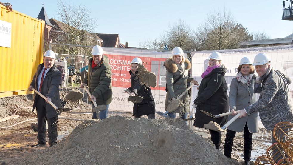Zum offiziellen Baubeginn schnappten einige Projektbeteiligte sich die Schaufeln. Ein symbolischer Akt: Die eigentliche Arbeit übernimmt hier vorerst schweres Gerät. Foto: Ullrich