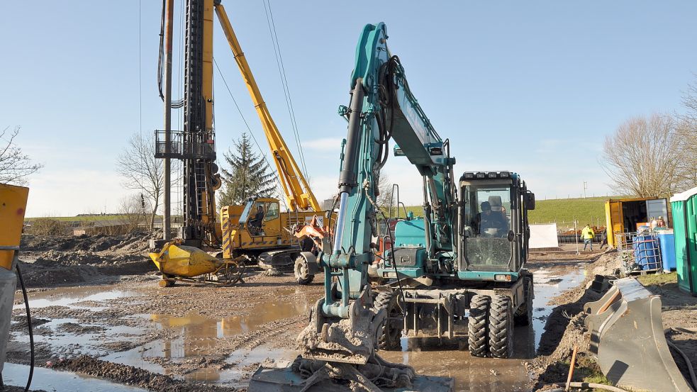 Auf dieser Baustelle am Bensersieler Deich soll schon gut in einem Jahr das Hotel erste Gäste beherbergen. Foto: Ullrich