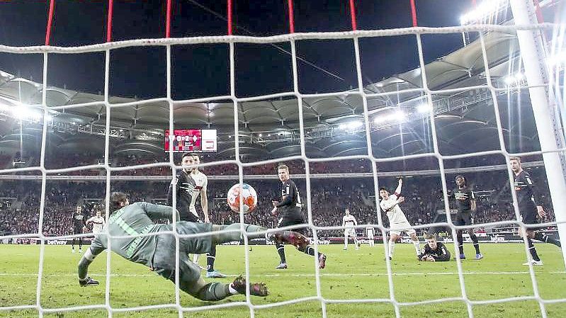 Stuttgarts Wataru Endo (r) erzielt das Tor zum 1:2 gegen Mönchengladbachs Torwart Yann Sommer. Foto: Tom Weller/dpa