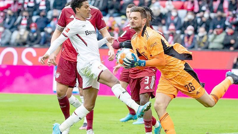 Bayern-Torwart Sven Ulreich (r) ist vor dem Leverkusener Amine Adli am Ball. Foto: Sven Hoppe/dpa