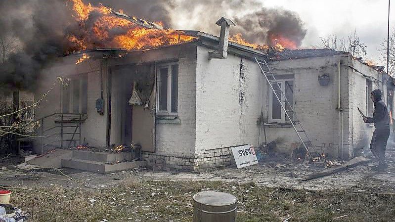 Ein Haus brennt nach dem Beschuss der Stadt Irpin westlich von Kiew. Foto: Oleksandr Ratushniak/AP/dpa