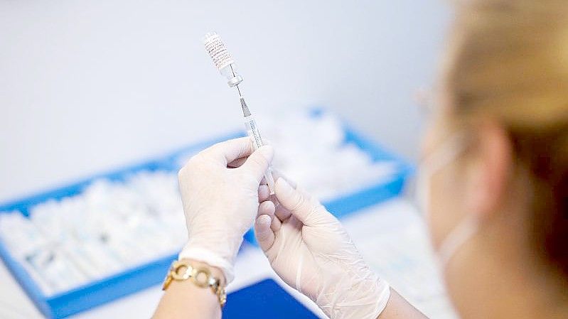Eine Krankenschwester zieht im Impfzentrum Freising den Impfstoff Nuvaxovid auf eine Spritze auf. Foto: Matthias Balk/dpa