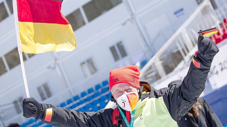 Deutschlands Verbands-Präsident Friedhelm Julius Beucher ist zufrieden mit dem ersten Wettkampf-Wochenendes bei den Winter-Paralympics. Foto: Jens Büttner/dpa-Zentralbild/dpa
