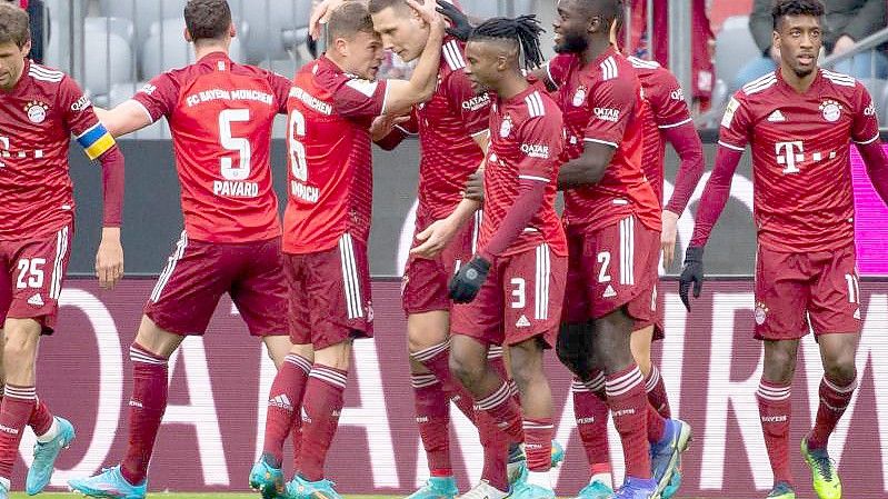 Der FC Bayern München um Abwehr-Chef Niklas Süle (M.) spielte nur unentschieden gegen Leverkusen. Foto: Sven Hoppe/dpa