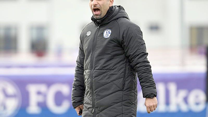 Der FC Schalke 04 trennt sich von Trainer Dimitrios Grammozis. Foto: Federico Gambarini/dpa
