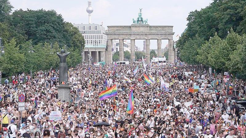Tausende Menschen nahmen 2021 am Christopher Street Day (CSD) vor dem Brandenburger Tor teil. Foto: Jörg Carstensen/dpa