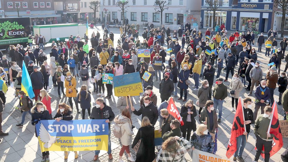 Rund 600 Teilnehmer waren zu der Kundgebung auf den Auricher Marktplatz gekommen. Foto: Heino Hermanns