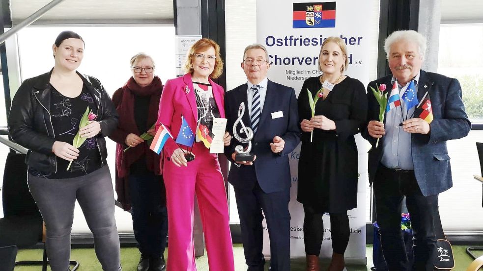 Präsentierten das Programm zum 160-jährigen Jubiläum bei einem Pressetermin in Bad Nieuweschanz: Carin Brenninkmeijer (Koordinatorin der IVAK; von links), Gabriele Ostholthoff (stellv. Bürgermeisterin von Westoverledigen), Heike Douglas (Präsidentin des Ostfriesischen Chorverbandes), Diethelm Sempell (Vizepräsident), Francis Pranger-Wiese (Vertreterin der Niederländischen Chöre) und Rico Mecklenburg (Präsident der Ostfr. Landschaft).