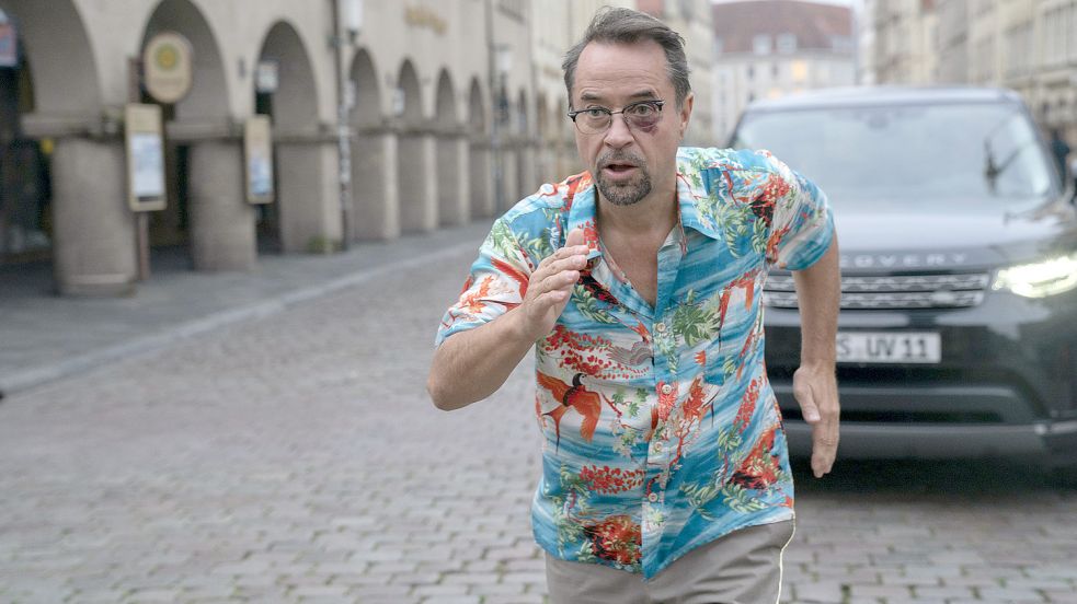Es ist keine Einbildung: Prof. Boerne (Jan Josef Liefers) wird von einem schwarzen SUV verfolgt. Er versucht den Wagen abzuhängen. Foto: WDR/Bavaria Fiction GmbH/Thomas Kost