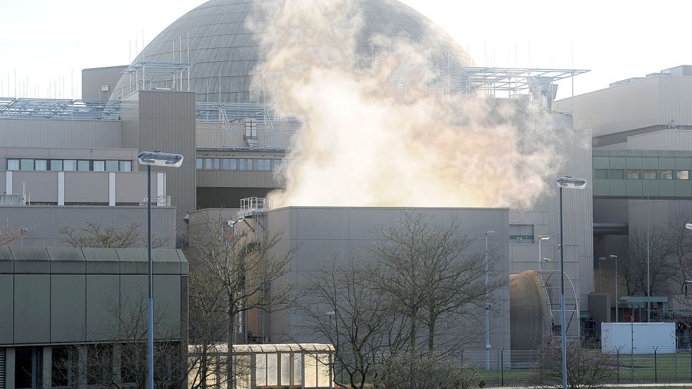 Die Aufnahme zeigt die Reaktorkuppel des Kernkraftwerks Emsland in Lingen. Niedersachsen hält nichts davon, angesichts einer drohenden Energieknappheit durch den Ukraine-Krieg über eine verlängerte Laufzeit von Atomkraftwerken nachzudenken. Foto: Ingo Wagner/dpa