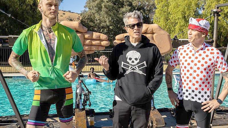 Machine Gun Kelly (v.l.n.r.), Johnny Knoxville, and Steve-O in einer Szene des Films „Jackass Forever“. Foto: Sean Cliver/Paramount Pictures/ MTV Entertainment Studios/dpa