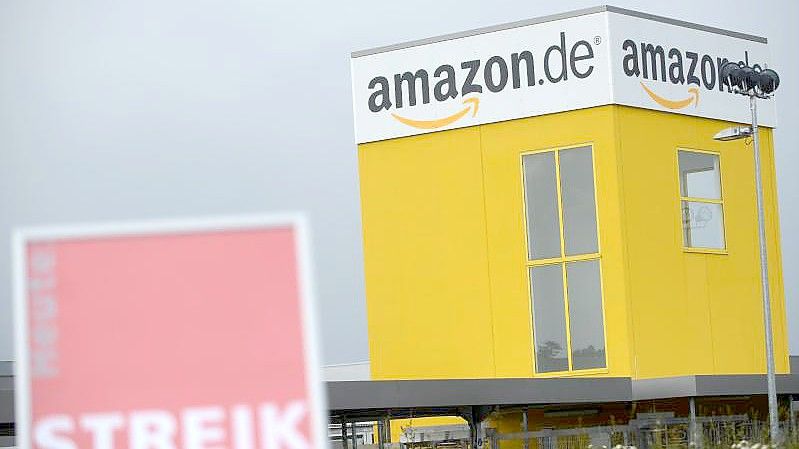 Das Logistik-Zentrum von Amazon in Bad Hersfeld wird bestreikt. Foto: Uwe Zucchi/dpa