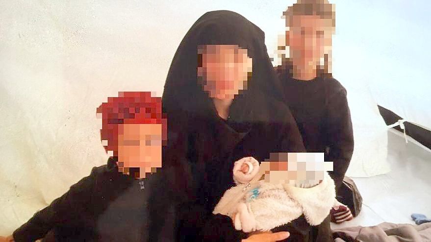 Dieses Bild ihrer Familie schickte Romiena S. nach Deutschland. Die junge Frau und ihre Kinder sind mittlerweile zurück in Deutschland. Jetzt muss sich S. vor Gericht unter anderem wegen der Unterstützung der Terrororganisation IS verantworten. Foto: privat/Screenshot: Fisser