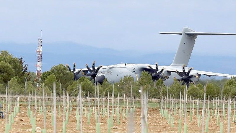 Ein Flugzeug der spanischen Luftwaffe holt am Freitag die Waffenlieferung für die Ukraine ab. Foto: Luis Vizcaíno/EUROPA PRESS/dpa