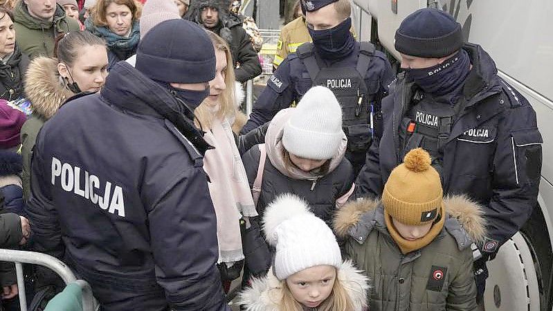 Flüchtlinge aus der Ukraine überqueren den Grenzübergang Korczowa in Polen. Foto: Czarek Sokolowski/AP/dpa