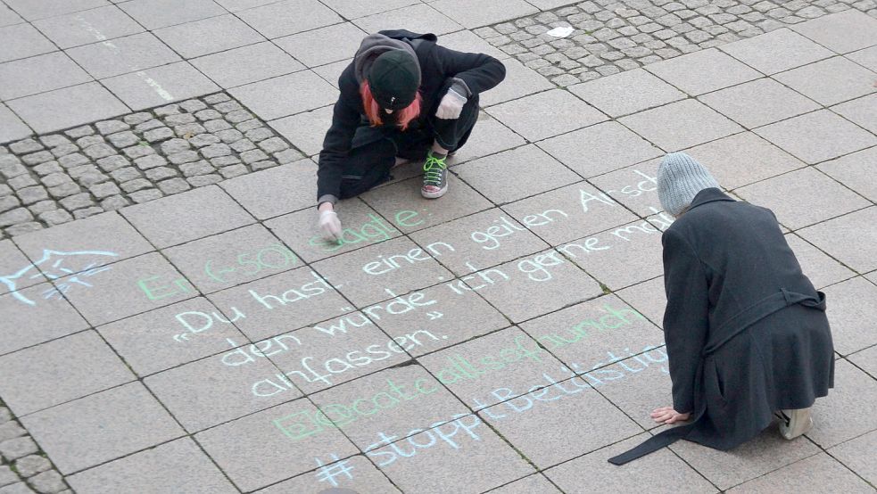 Lea Flemming mit einer Kollegin bei einer Aktion von „Catcalls of Aurich“ im November 2021 auf dem Auricher Marktplatz. Foto: Neelke Harms