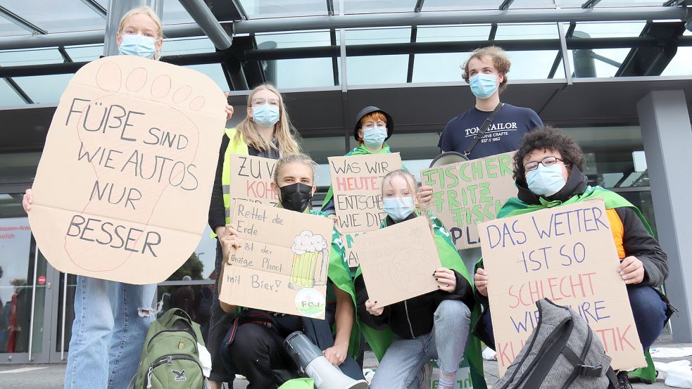 Das Organisationsteam von Fridays-for-Future in Aurich um Lea Flemming (zweite von links) bei einem Klimastreik im September 2021. Foto: Heino Hermanns