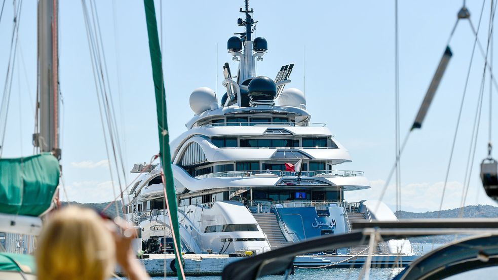 Nicht nur Oligarchen, sondern auch Emire leisten sich Superyachten: Die „Al Lusail“ wurde bei Lürssen gebaut und soll Scheich Tamim bin Hamad Al Thani gehören. Foto: Imago Images/ANE Edition
