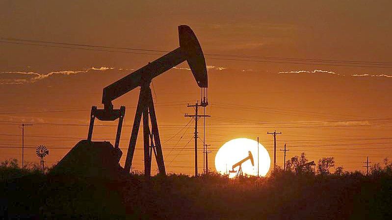 Ein Pumpe in einem Ölfeld. Die USA wollen ein Verbot der Einfuhr von russischem Öl prüfen. Foto: Jacob Ford/Odessa American/dpa